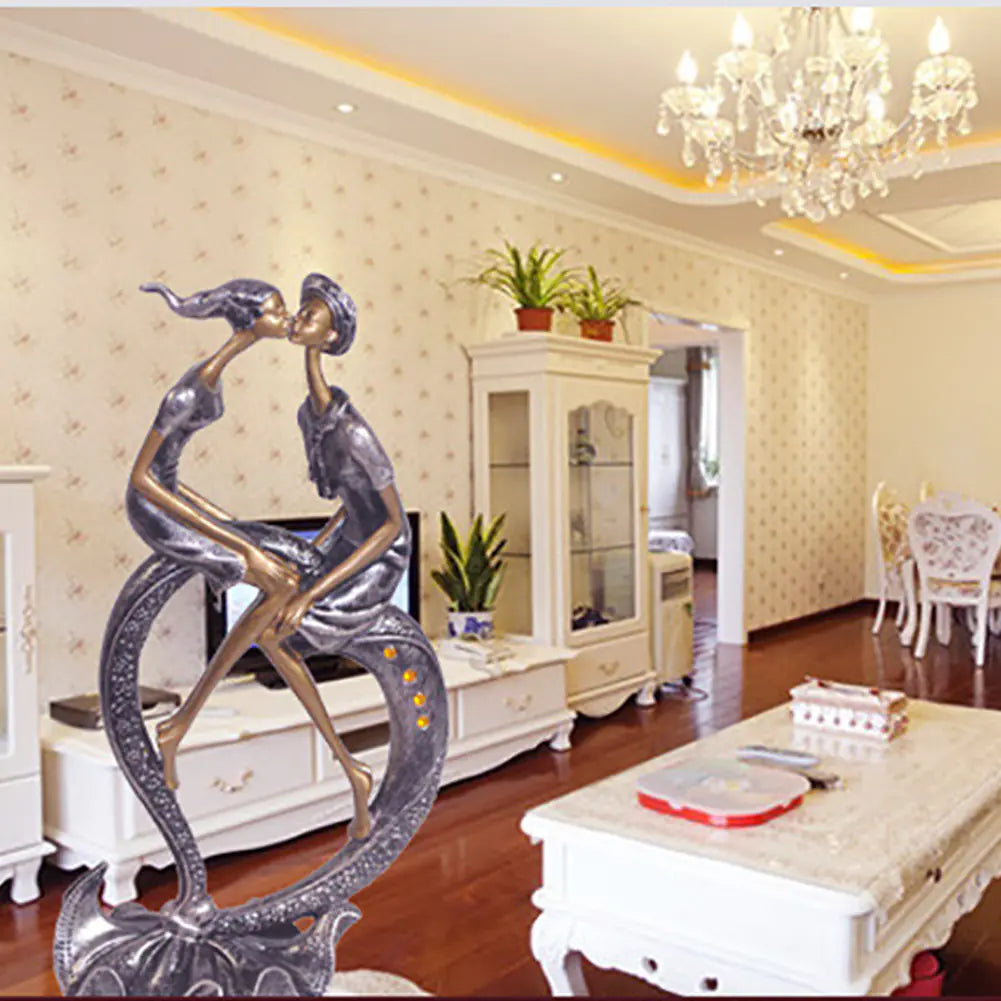 Elegant Resin Kissing Couple Decor for Home and Office